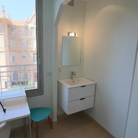 Superb Bright With Sea View & Close To Center