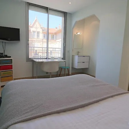 Superb Bright With Sea View & Close To Center Apartamento