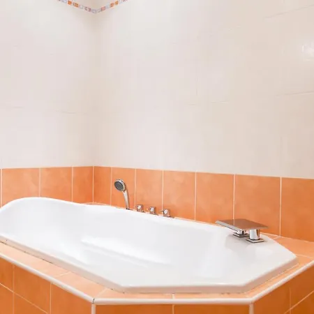 Superb Bright With Sea View & Close To Center Lägenhet