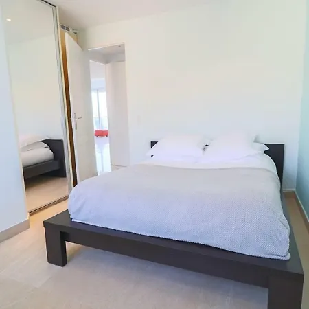 Superb Bright With Sea View & Close To Center Lägenhet